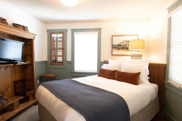 Nick's Cove Inn